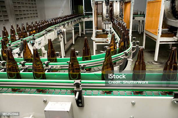 Flasche Manufacturing Stockfoto und mehr Bilder von Abfüllanlage - Abfüllanlage, Flasche, In einer Reihe