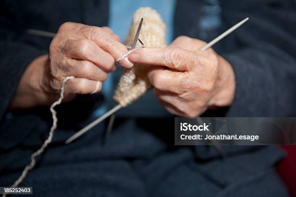 기존 손 뜨개 니들을 내 그랜드 구슬눈꼬리 뜨개질하기에 대한 스톡 사진 및 기타 이미지 - 뜨개질하기, 할머니, 노인