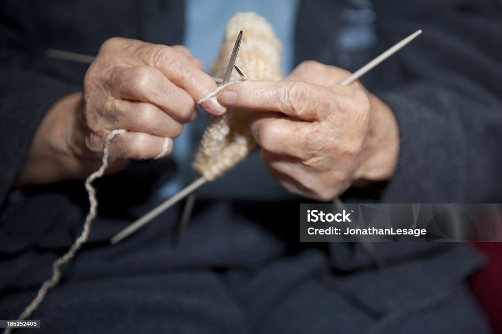 old mãos com agulhas de tricô, a minha grande Mãe - Royalty-free Avó Foto de stock