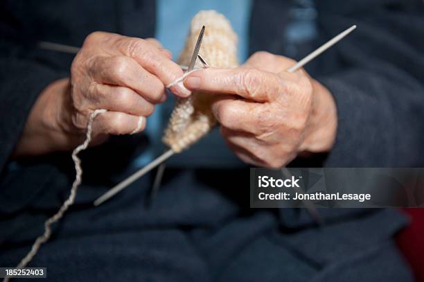 Old Mãos Com Agulhas De Tricô A Minha Grande Mãe - Fotografias de stock e mais imagens de Avó - Avó, Tricotar, Adulto