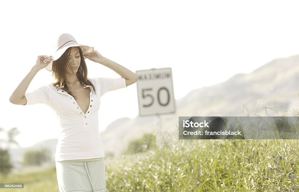 Schöne junge Frau, die Sommer - Lizenzfrei Anhöhe Stock-Foto