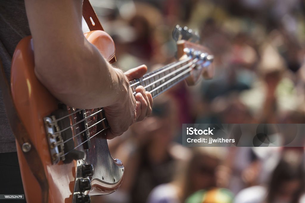 Bas player infront z tłum na świeżym powietrzu wydajności - Zbiór zdjęć royalty-free (Blues)