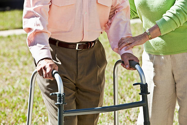 parte mediana, casal idoso com walker - couple walking old middle imagens e fotografias de stock