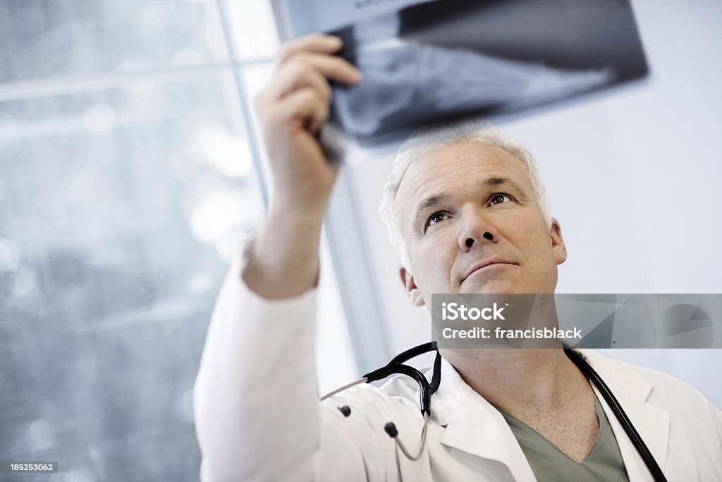 Médico masculino examinando um raio-X imagem - Foto de stock de Imagem de raios X royalty-free