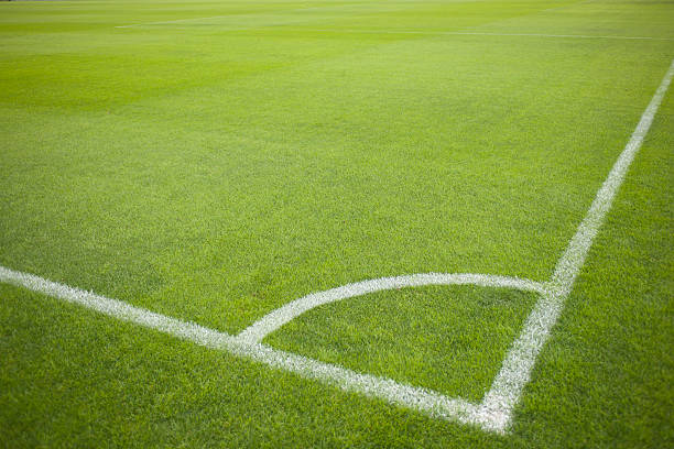 saque de esquina en campo de fútbol durante el partido de fútbol - marcar al adversario fotografías e imágenes de stock