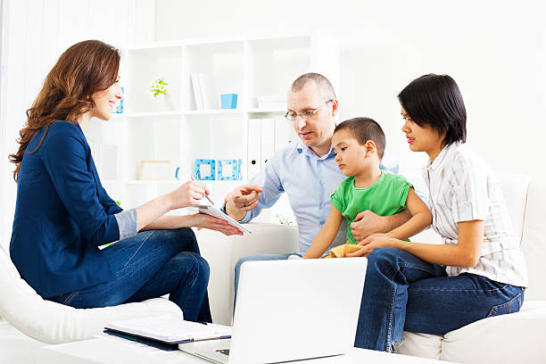 família de raça mista reunião com um consultor financeiro - lawyer family talking discussion imagens e fotografias de stock