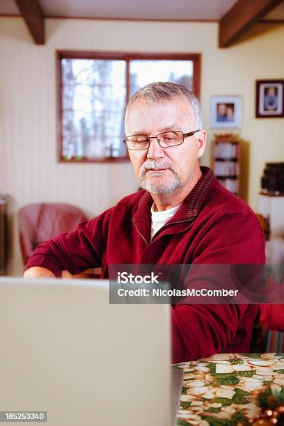 Senior Mannes Blick Auf Laptop Stockfoto und mehr Bilder von 60-69 Jahre - 60-69 Jahre, Abgeschiedenheit, Alter Erwachsener