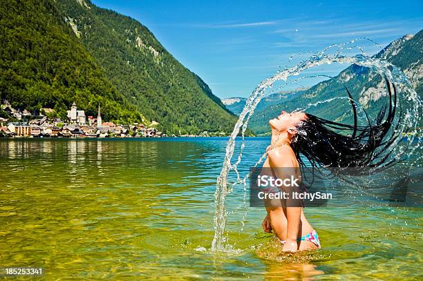 Dziewczyna Chlapać Się W Lake - zdjęcia stockowe i więcej obrazów Alpy - Alpy, Austria, Bikini
