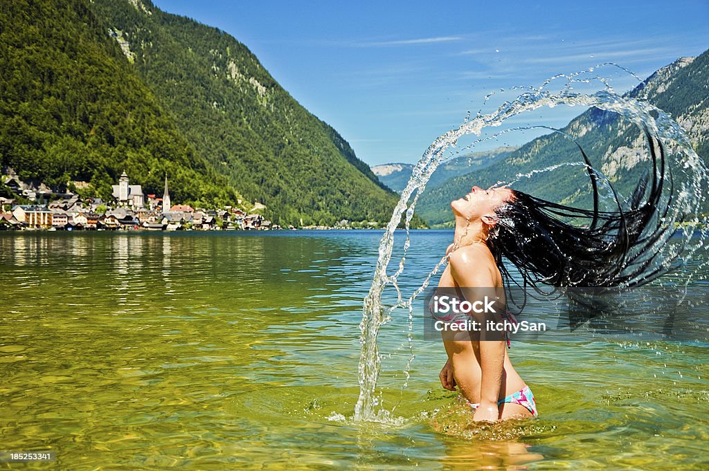 Девушка плещущиеся на озеро - Стоковые фото Австрия роялти-фри
