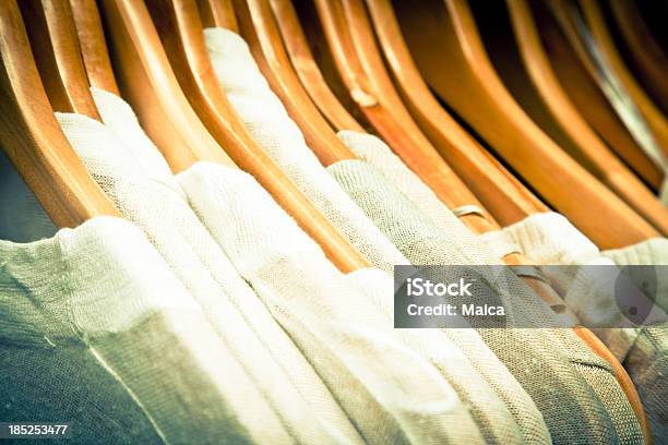 Pullover In Kleiderbügel Stockfoto und mehr Bilder von Beige - Beige, Bekleidungsgeschäft, Bildhintergrund