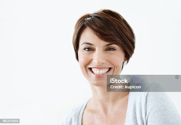 O Seu Sorriso Acendese Uma Sala - Fotografias de stock e mais imagens de Cabelo Curto - Comprimento de Cabelo - Cabelo Curto - Comprimento de Cabelo, Mulheres Maduras, Fundo Branco