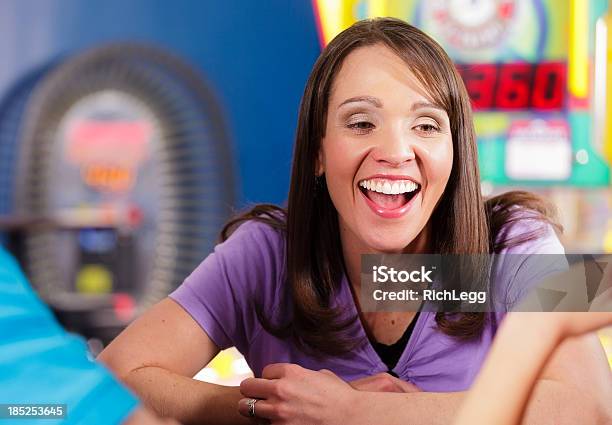 Szczęśliwa Kobieta - zdjęcia stockowe i więcej obrazów Arkada - Arkada, Salon gier automatycznych, Rodzina