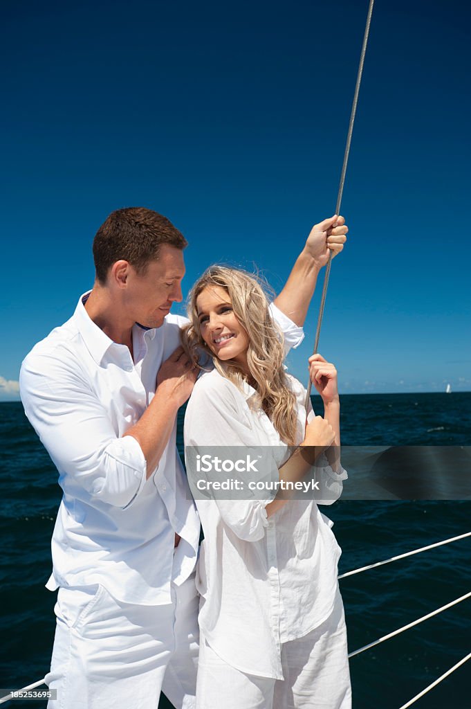 Junges Paar in Liebe Segeln über blauer See - Lizenzfrei Attraktive Frau Stock-Foto