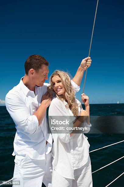 Junges Paar In Liebe Segeln Über Blauer See Stockfoto und mehr Bilder von Attraktive Frau - Attraktive Frau, Blau, Dating