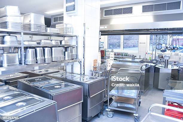 Cozinha Industrialgroßküche - Fotografias de stock e mais imagens de Aço Inoxidável - Aço Inoxidável, Banco - Assento, Cozinha Industrial