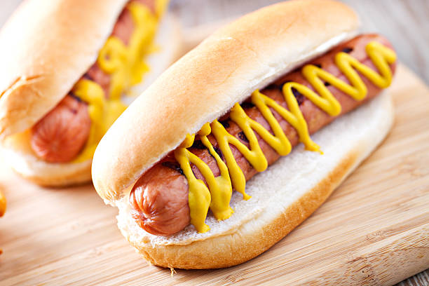 hotdog - cooked studio shot close up sausage imagens e fotografias de stock