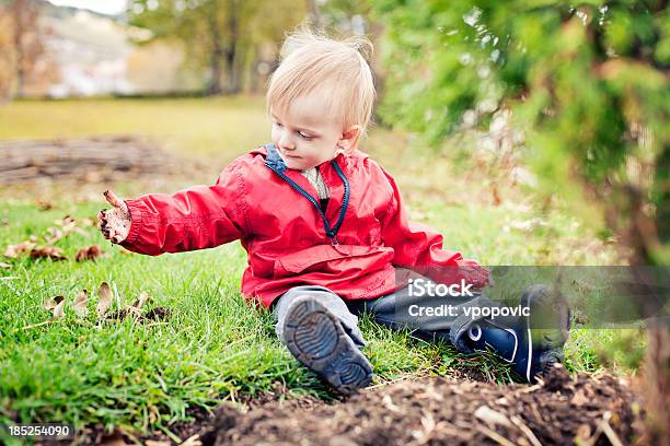 Muddy Hände Stockfoto und mehr Bilder von Gras - Gras, Kleinstkind, Unordentlich