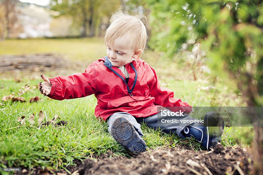 Muddy mãos - Foto de stock de Criança pequena royalty-free