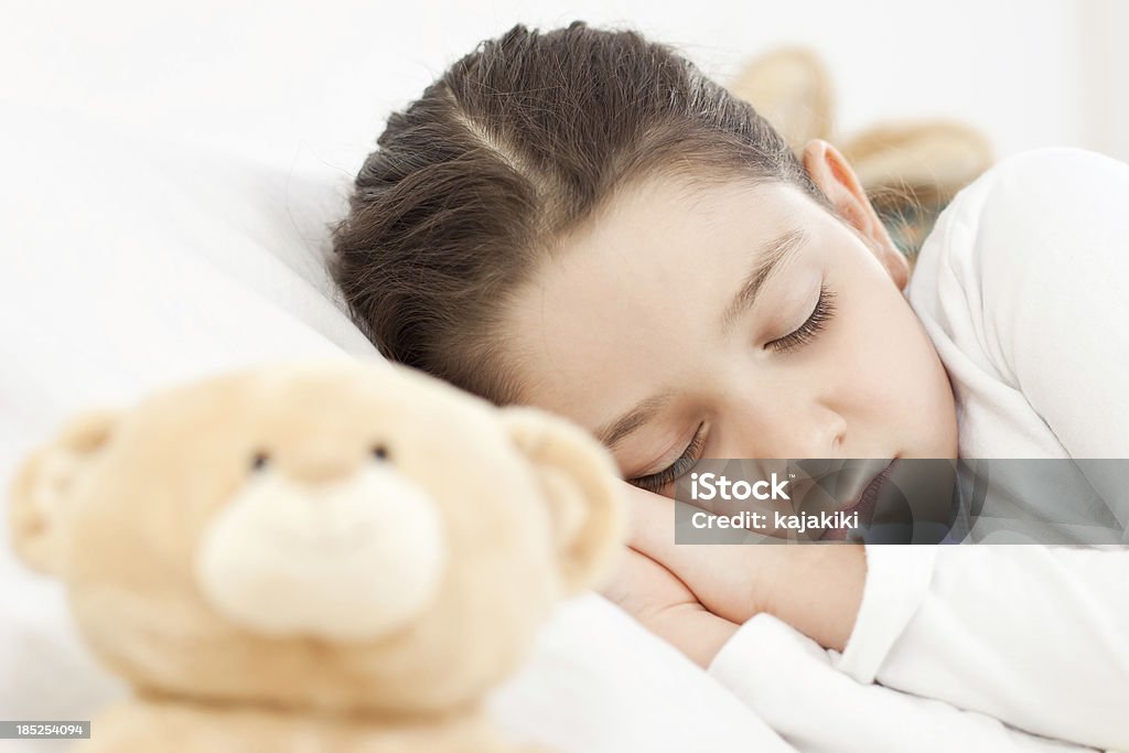Jolie petite fille dormir - Photo de Chambre à coucher libre de droits