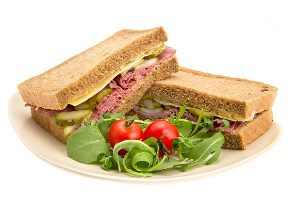 нью-йоркский стиль pastrami сэндвич на ржаной хлеб - sandwich delicatessen roast beef beef стоковые фото и изображения