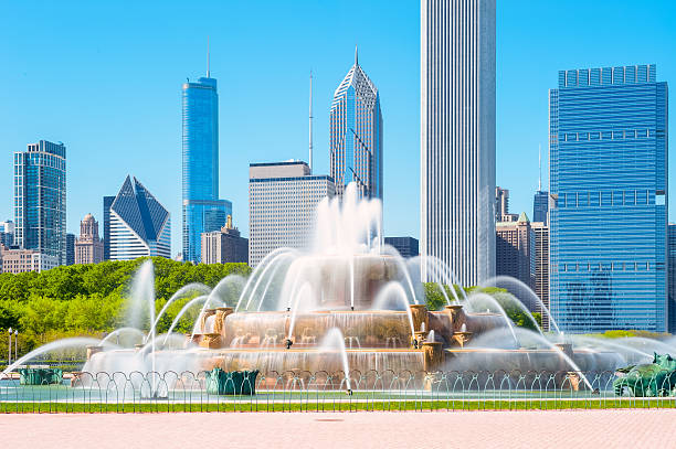 Buckingham Fountain, Chicago "Buckingham Fountain is  landmark in the center of Grant Park, Chicago. It is one of the largest fountains in the world." grant park stock pictures, royalty-free photos & images