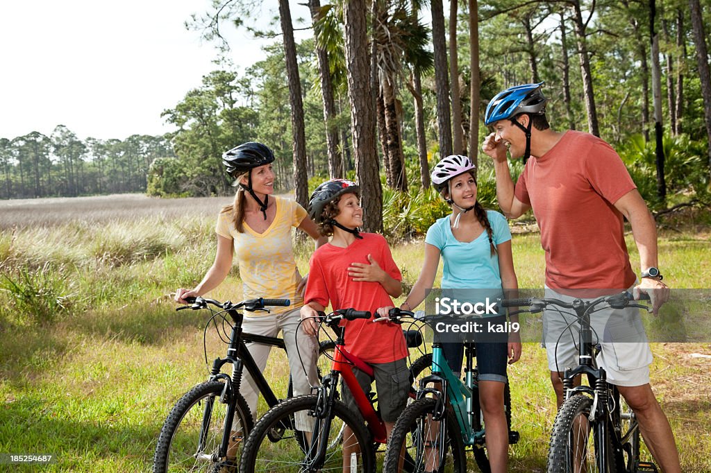 Famille bicyclettes d'équitation - Photo de Adolescent libre de droits