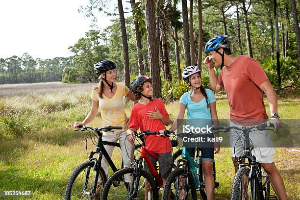 Photo libre de droit de Famille Bicyclettes Déquitation banque d'images et plus d'images libres de droit de Adolescent - Adolescent, Deux parents, Parc public