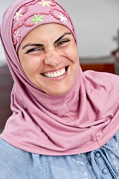 sorrindo mulher muçulmana - cairo women middle east islam - fotografias e filmes do acervo