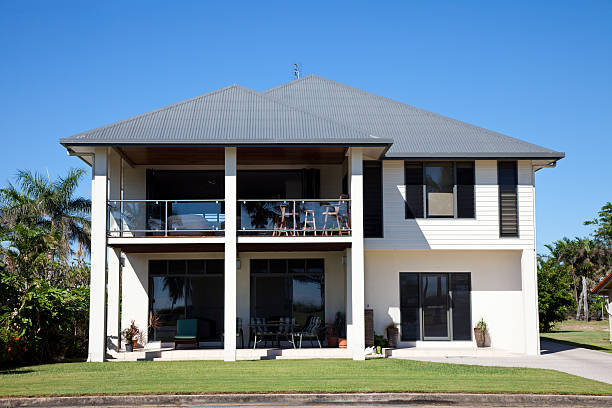 casa à beira-mar com céu azul - metal roof - fotografias e filmes do acervo