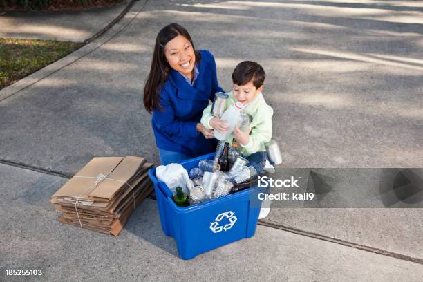 Familie Recycling Stockfoto und mehr Bilder von Recycling - Recycling, Asiatischer und Indischer Abstammung, Flasche