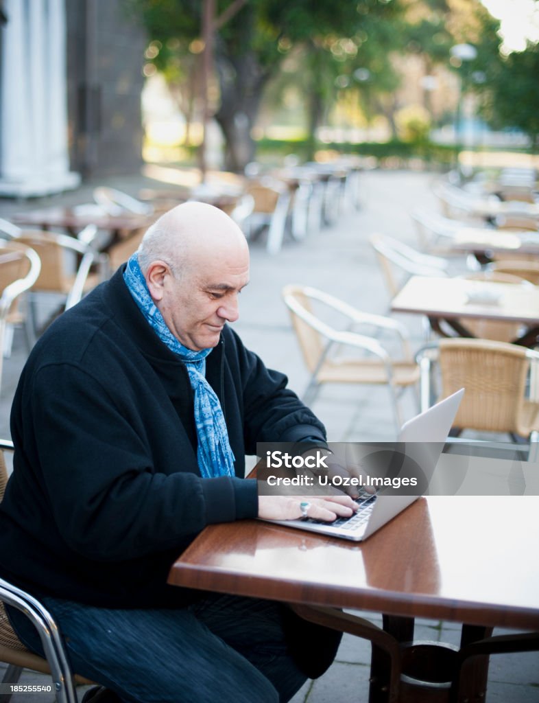 Uomo anziano con il Computer - Foto stock royalty-free di 60-64 anni