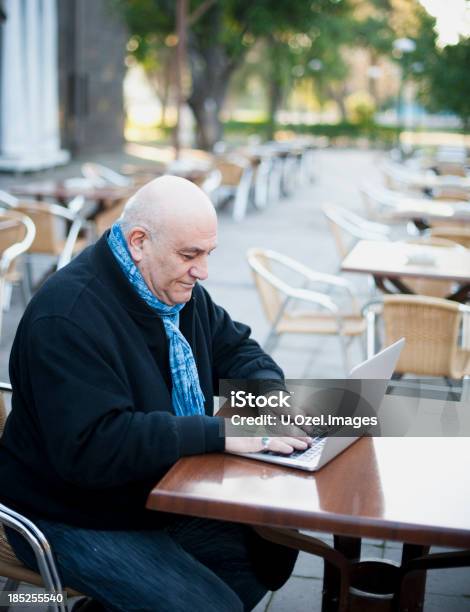 Uomo Anziano Con Il Computer - Fotografie stock e altre immagini di 60-64 anni - 60-64 anni, 60-69 anni, Adulto