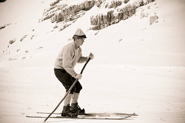 alten stil skifahrer im berge - telemark skiing stock-fotos und bilder