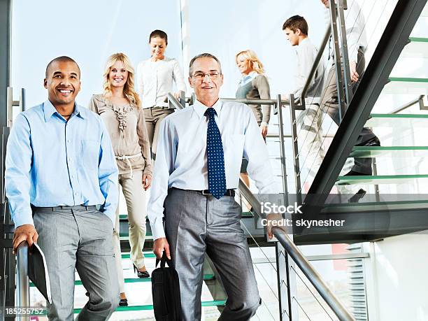 Gruppe Von Lächelnde Geschäftsleute Menschen Auf Der Treppe Stockfoto und mehr Bilder von Büro