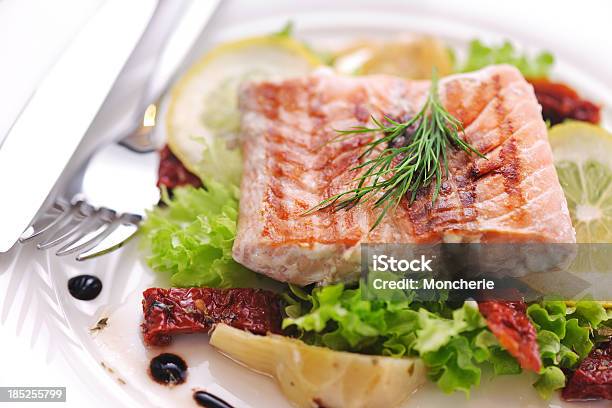 グリルしたサーモンのサラダ前菜ステーキ - おかず系のストックフォトや画像を多数ご用意 - おかず系, アウトフォーカス, アンティパスト