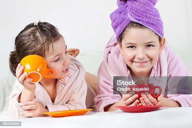 Tè Time - Fotografie stock e altre immagini di Bambine femmine - Bambine femmine, Bere, Cioccolata calda