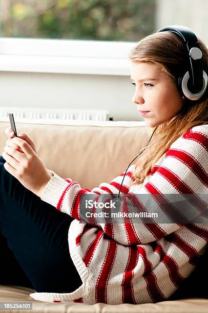 Nastolatek Trzyma Smartphone I Słucha Muzyki - zdjęcia stockowe i więcej obrazów Adolescencja - Adolescencja, Brązowe włosy, Codzienne ubranie