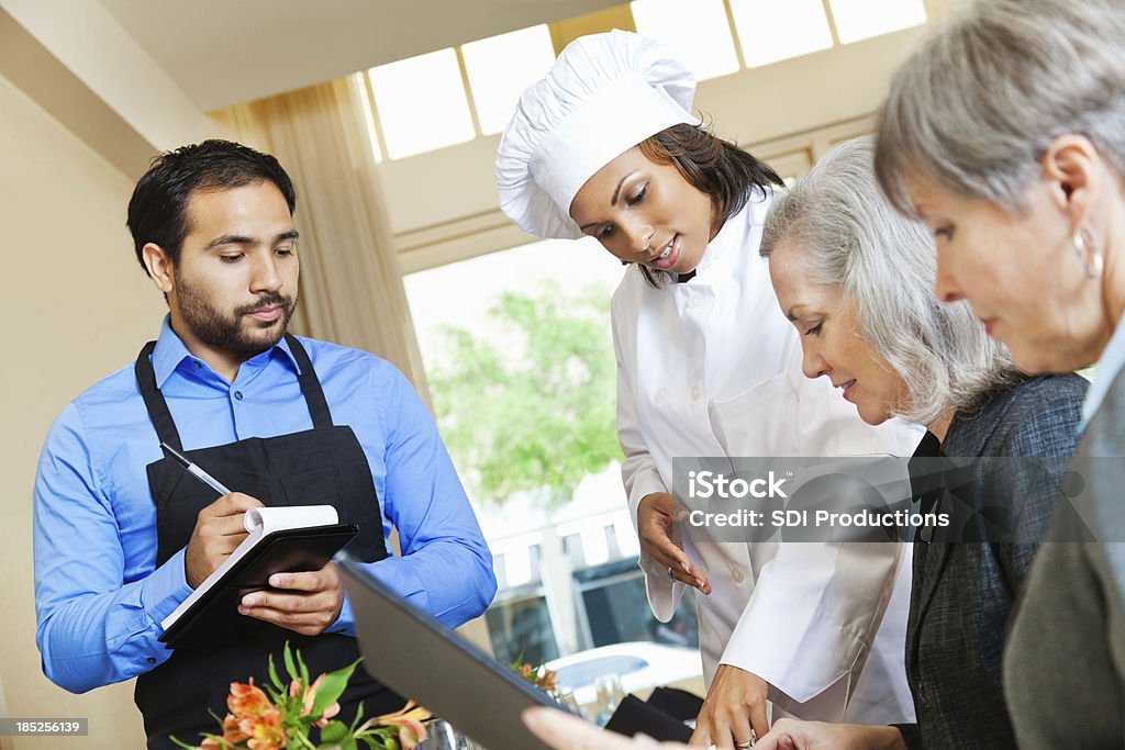 Koch und Kellnerservice helfen Kunden im restaurant bestellen - Lizenzfrei Kunde Stock-Foto