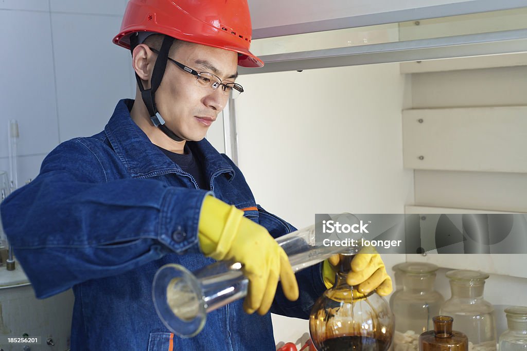 Инженер Наливать жидкость в экспериментальных колба - Стоковые фото Инженер роялти-фри