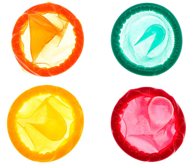 sélection de préservatifs œuvre - condom sex education contraceptive aids photos et images de collection