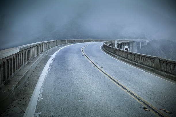 bixby bridge, big sur, kalifornien, usa - fog bridge california balance stock-fotos und bilder