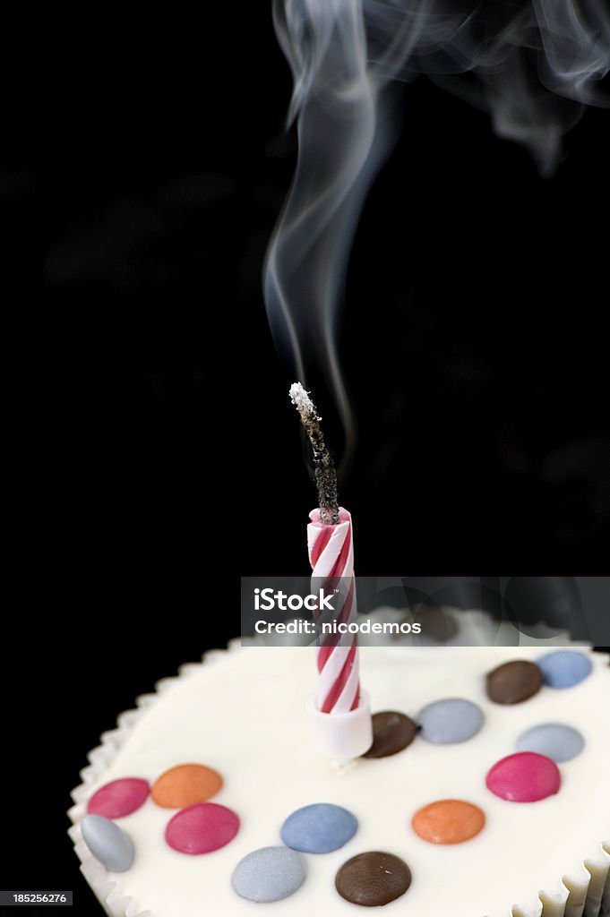 Bruciato compleanno candela - Foto stock royalty-free di Bruciare