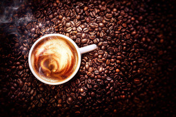 copo de café plano aproximado. - coffee cup coffee cup coffee bean imagens e fotografias de stock