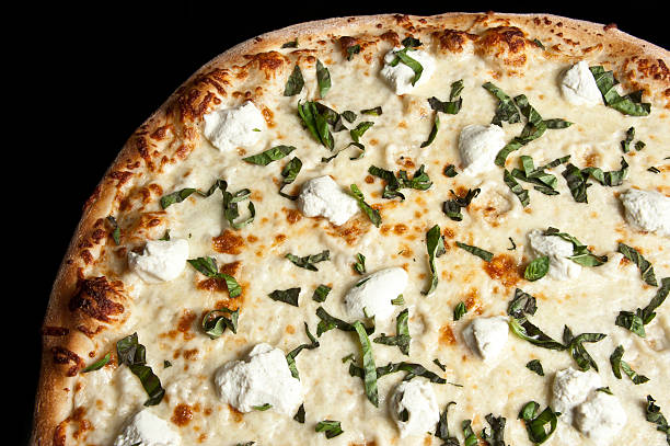 quattro formaggi e basilico pizza bianca - pizza bianca foto e immagini stock