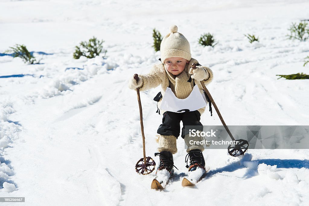 Молодой лыжника, используя ретро Лыжное снаряжение - Стоковые фото Лыжный спорт роялти-фри