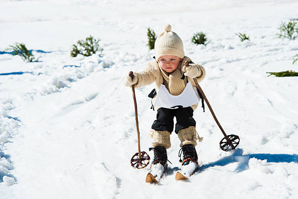 молодой лыжника, используя ретро лыжное снаряжение - ski skiing telemark skiing winter sport стоковые фото и изображения