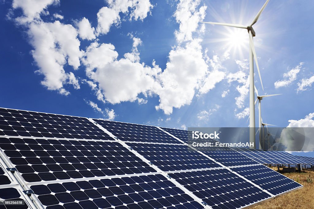 Панели солнечных батарей и ветряных ферма - Стоковые фото Солнечная батарея роялти-фри