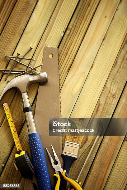 Die Tools Auf Holzhintergrund Stockfoto und mehr Bilder von Ausrüstung und Geräte - Ausrüstung und Geräte, Bandmaß, Baugewerbe