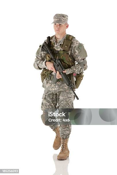 Ejército Hombre Con Un Arma Foto de stock y más banco de imágenes de Andar - Andar, Soldado - Ejército de Tierra, 20 a 29 años