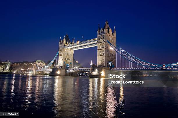 Foto de Tower Bridge Em Londres Reino Unido e mais fotos de stock de Arquitetura - Arquitetura, Azul, Azul Turquesa